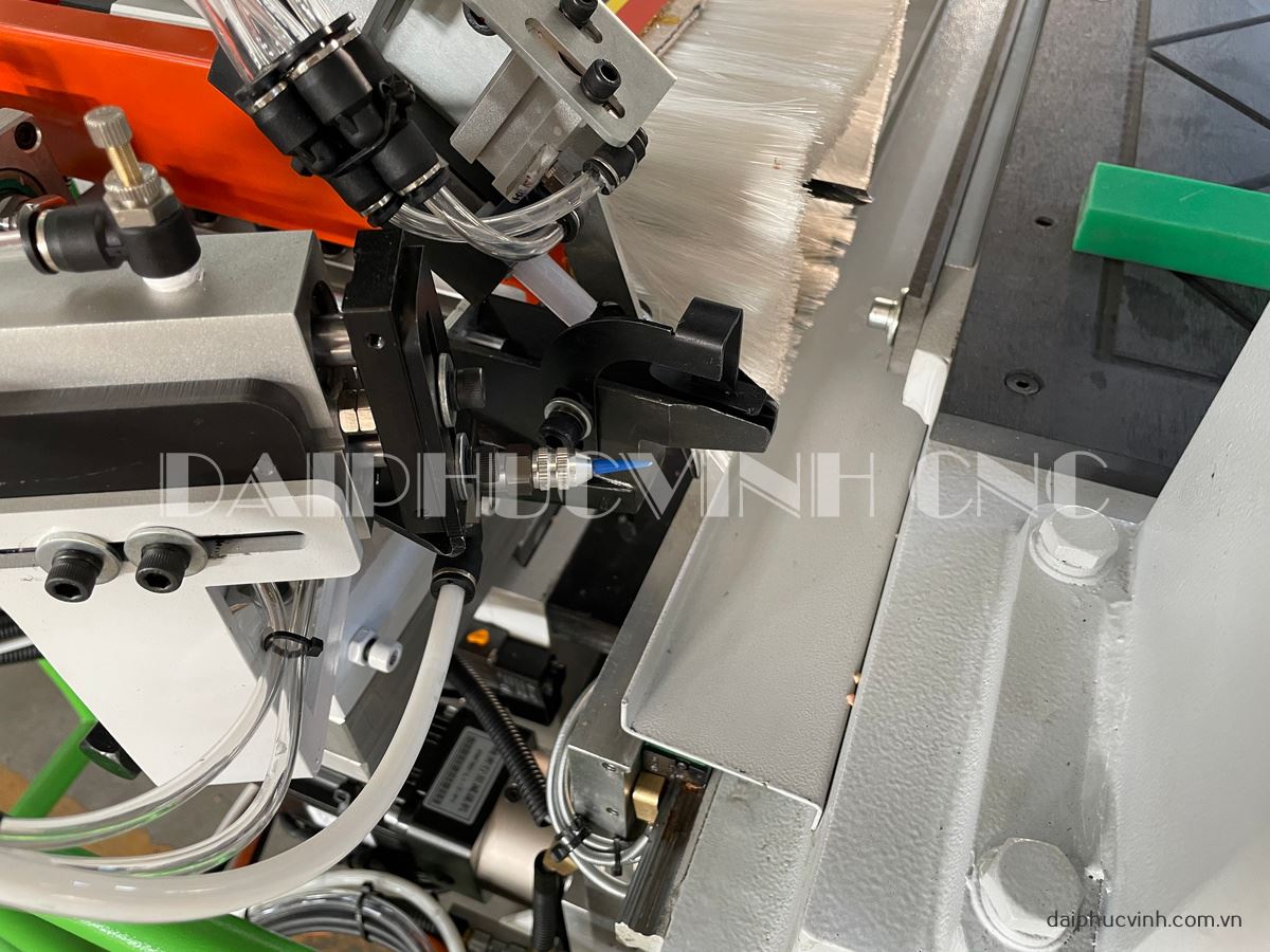 MÁY KHOAN NGANG CNC PHUN KEO ĐÓNG CHỐT TỰ ĐỘNG 8021