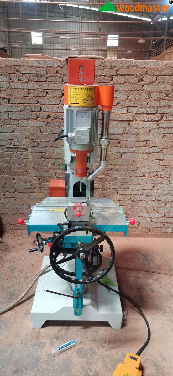 Máy WM-110VT gia công mộng vuông trong xưởng gỗ